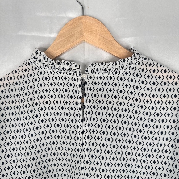 Elegant Black and White Patterned Gathered Sleeve Women's Top Size M - Picture 5 of 8